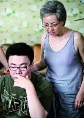 宋丹丹英达离婚26年俩儿子现状，同父不同命的心酸