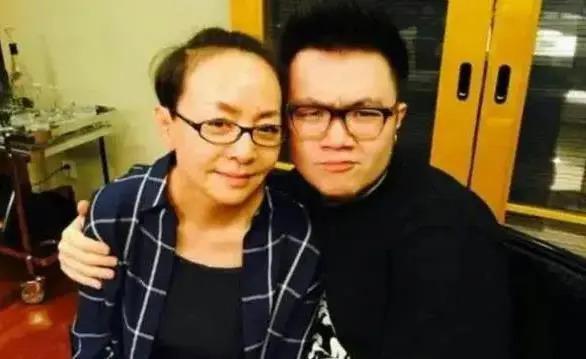 宋丹丹英达离婚26年俩儿子现状，同父不同命的心酸