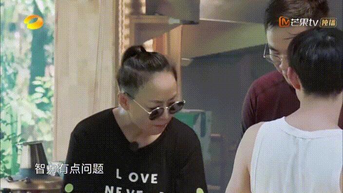 宋丹丹英达离婚26年俩儿子现状，同父不同命的心酸