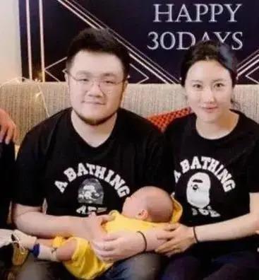 宋丹丹英达离婚26年俩儿子现状，同父不同命的心酸