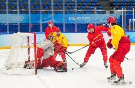 宋丹丹英达离婚26年俩儿子现状，同父不同命的心酸