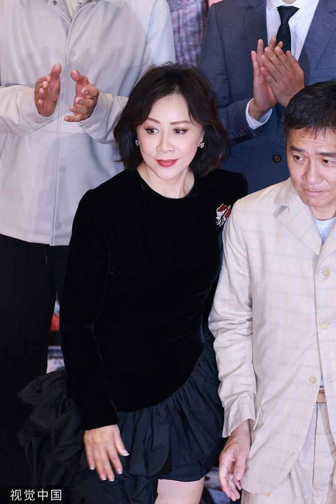 刘嘉玲梁朝伟现身活动 贴耳讲悄悄话十分亲密