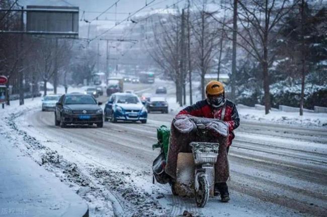 极寒天气该不该点外卖？媒体：让骑手有保障有尊严是最好回馈