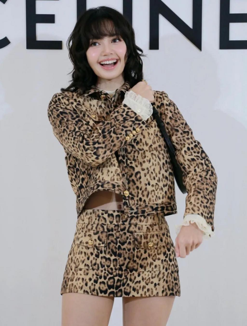 好久不见Lisa，疯马秀后状态好差，最近美回来啦？