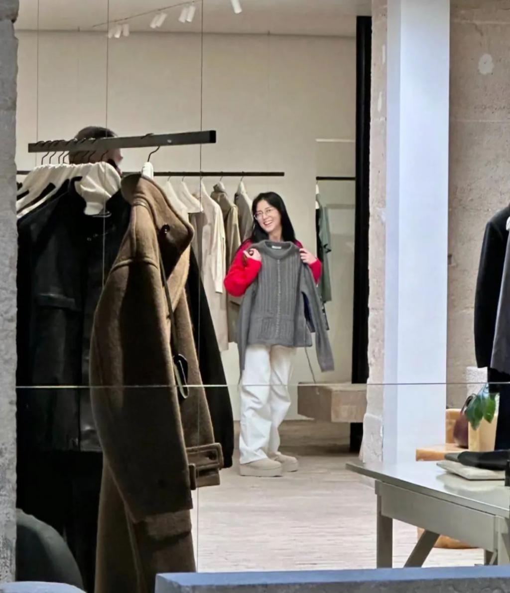 好久不见Lisa，疯马秀后状态好差，最近美回来啦？
