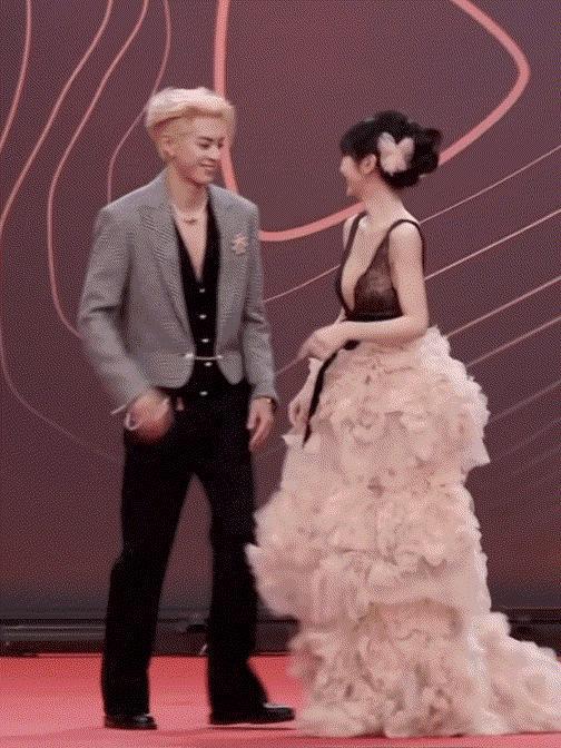 你们两个，是不是忘记官宣了？！！