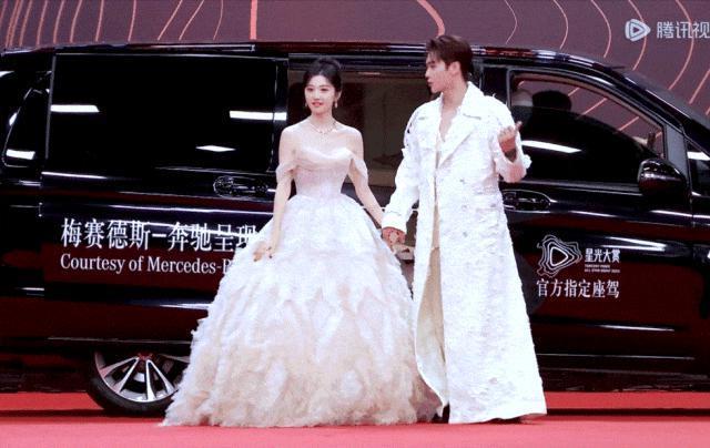 你们两个，是不是忘记官宣了？！！