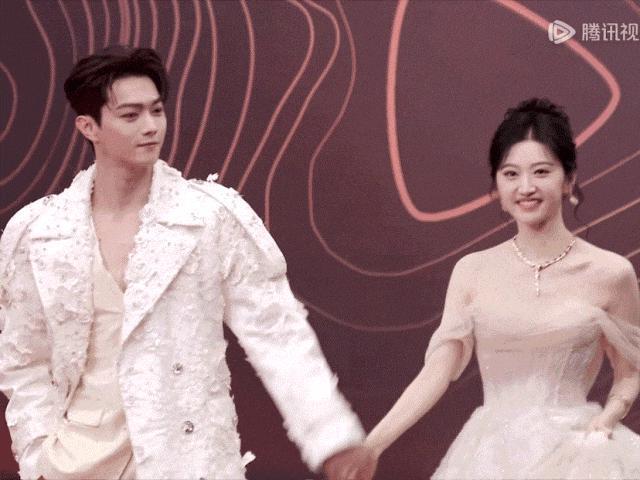 你们两个，是不是忘记官宣了？！！