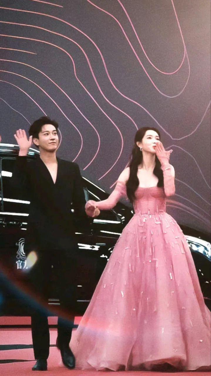 你们两个，是不是忘记官宣了？！！