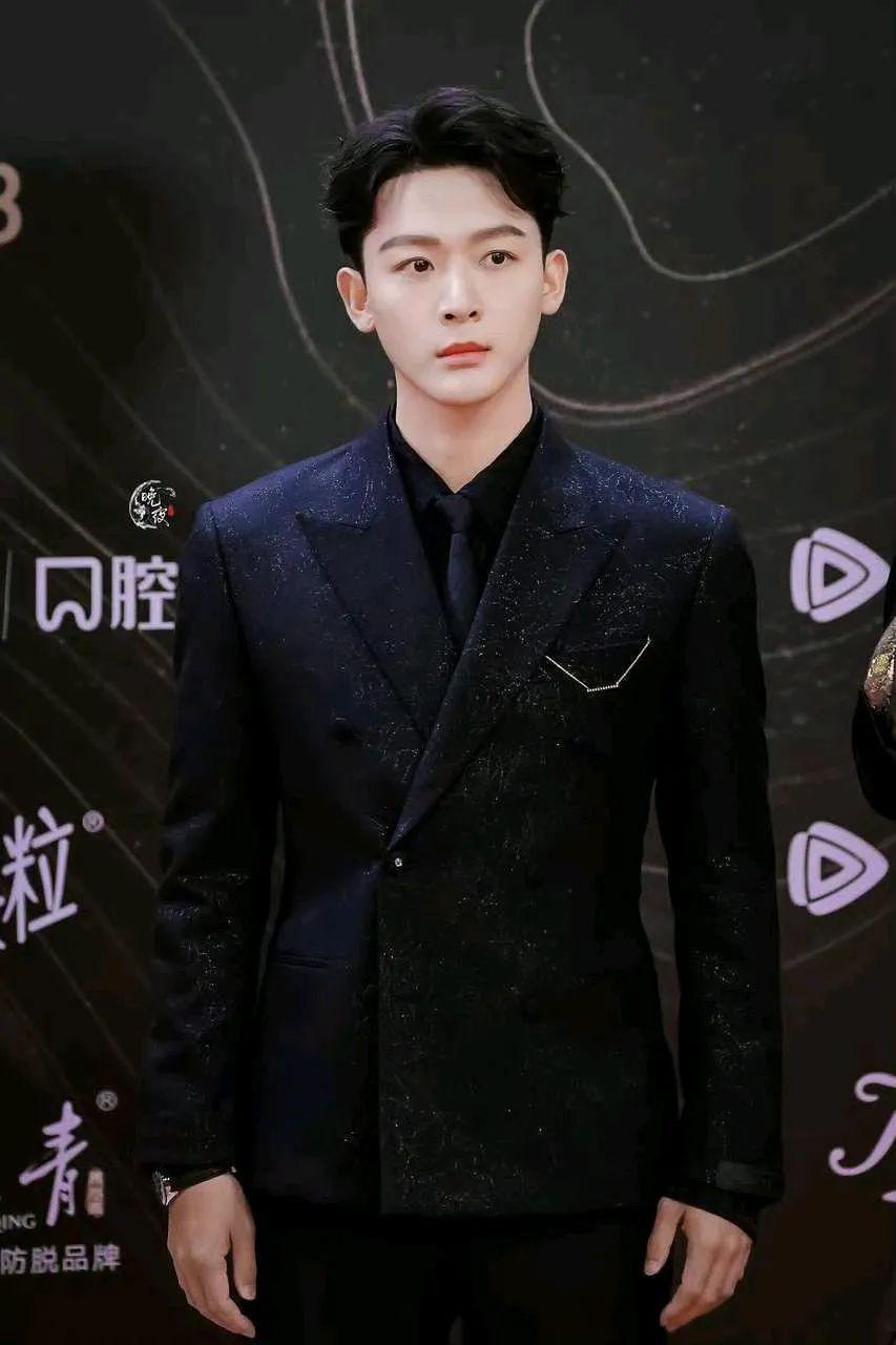 你们两个，是不是忘记官宣了？！！