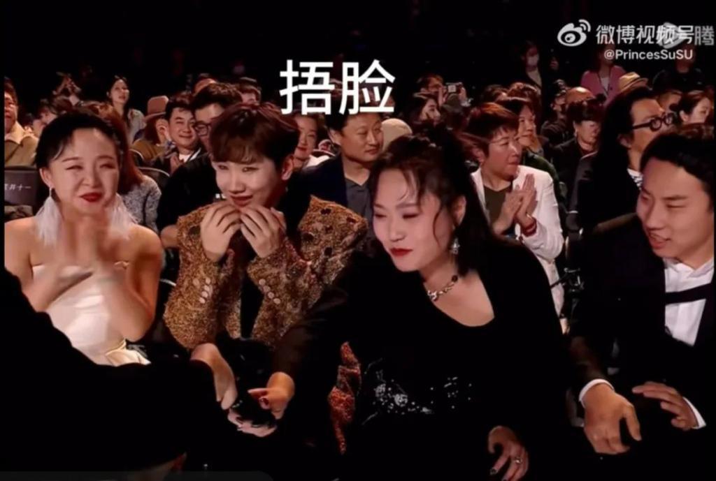 你们两个，是不是忘记官宣了？！！