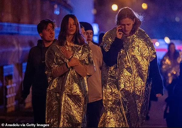 突发！布拉格大学至少15死！枪手杀父后，站在顶楼无差别扫射！有人直接坠楼