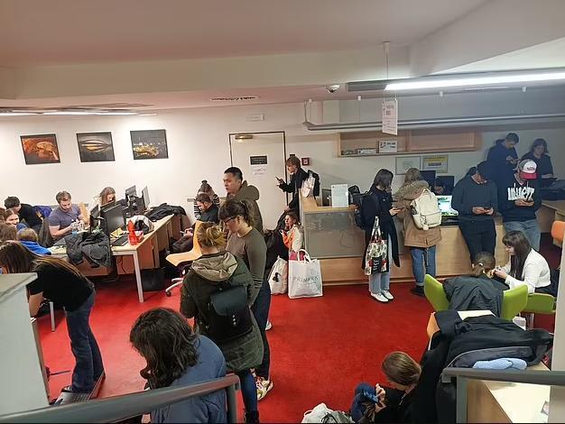 突发！布拉格大学至少15死！枪手杀父后，站在顶楼无差别扫射！有人直接坠楼