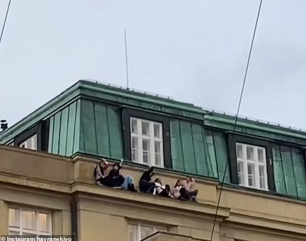 突发！布拉格大学至少15死！枪手杀父后，站在顶楼无差别扫射！有人直接坠楼