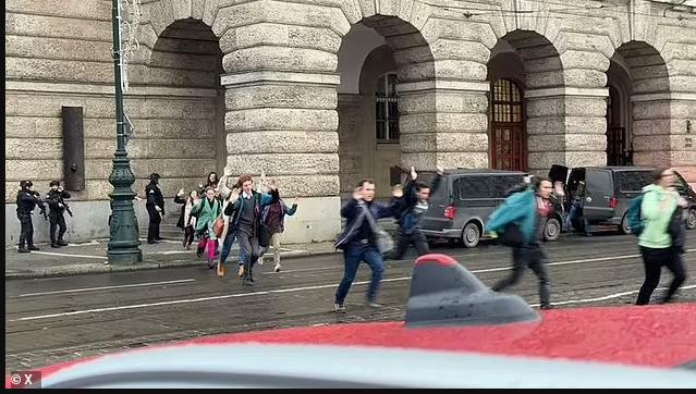 突发！布拉格大学至少15死！枪手杀父后，站在顶楼无差别扫射！有人直接坠楼