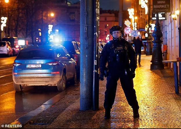 突发！布拉格大学至少15死！枪手杀父后，站在顶楼无差别扫射！有人直接坠楼