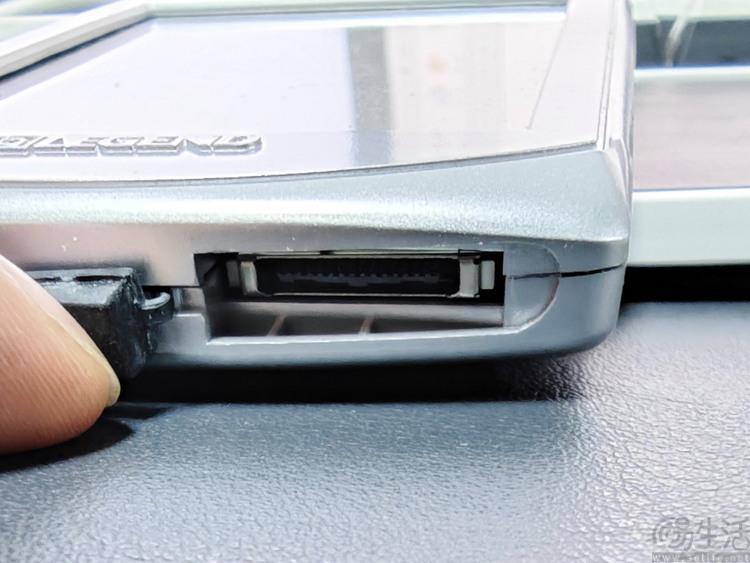 老手机上“百花齐放”的接口，其实并不值得骄傲