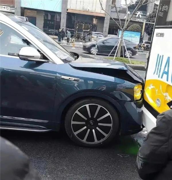 问界M9追尾公交车 赛力斯发布事故说明