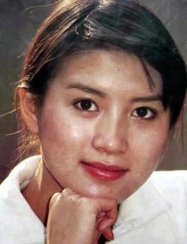 “李云龙娇妻”史兰芽：结三次婚，35岁带娃嫁李幼斌被宠成少女