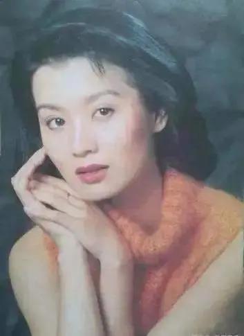 “李云龙娇妻”史兰芽：结三次婚，35岁带娃嫁李幼斌被宠成少女