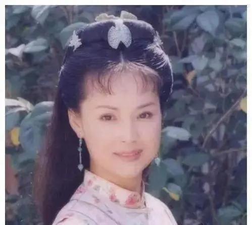 “李云龙娇妻”史兰芽：结三次婚，35岁带娃嫁李幼斌被宠成少女