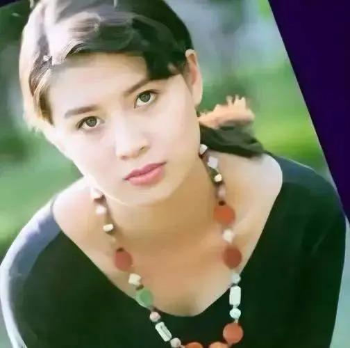 “李云龙娇妻”史兰芽：结三次婚，35岁带娃嫁李幼斌被宠成少女