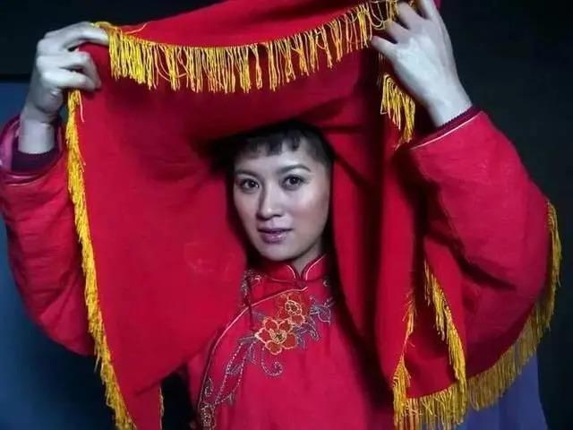 “李云龙娇妻”史兰芽：结三次婚，35岁带娃嫁李幼斌被宠成少女