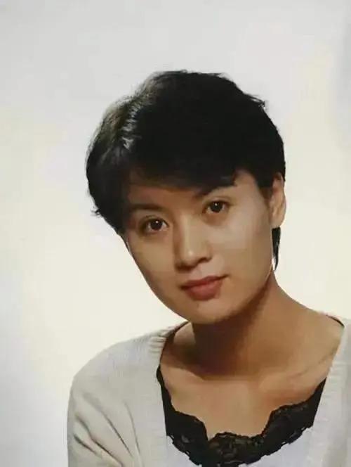 “李云龙娇妻”史兰芽：结三次婚，35岁带娃嫁李幼斌被宠成少女