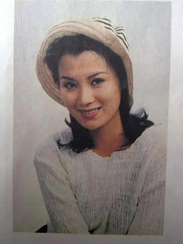 “李云龙娇妻”史兰芽：结三次婚，35岁带娃嫁李幼斌被宠成少女