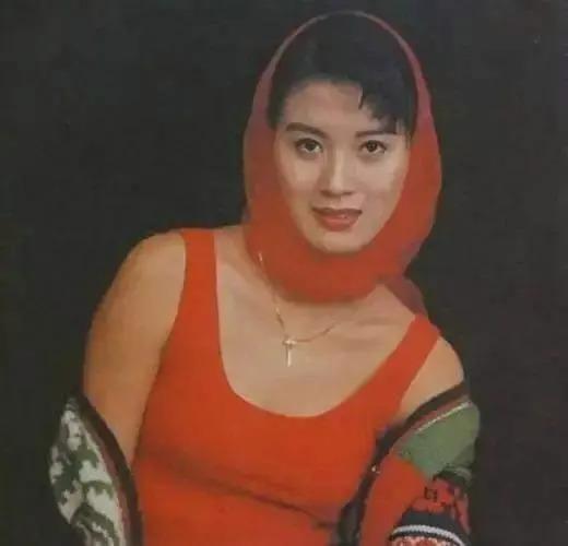 “李云龙娇妻”史兰芽：结三次婚，35岁带娃嫁李幼斌被宠成少女