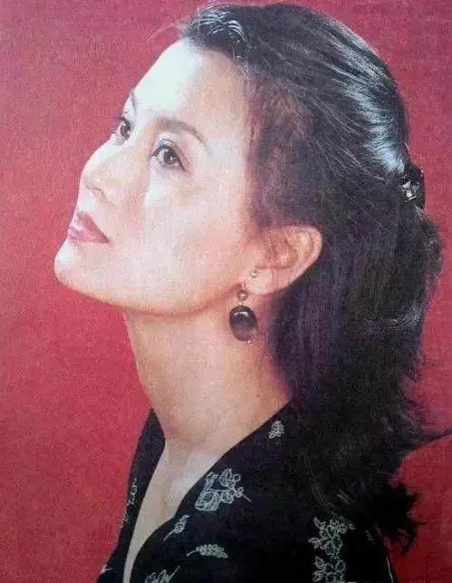 “李云龙娇妻”史兰芽：结三次婚，35岁带娃嫁李幼斌被宠成少女