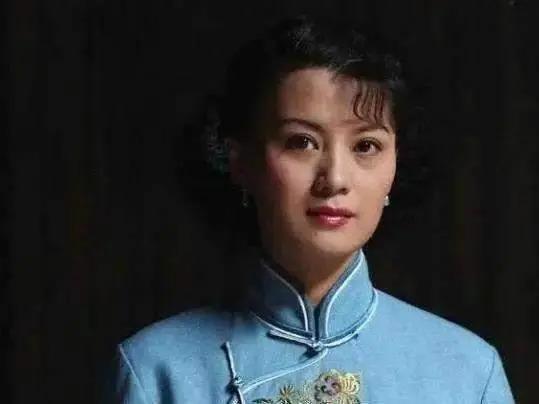 “李云龙娇妻”史兰芽：结三次婚，35岁带娃嫁李幼斌被宠成少女