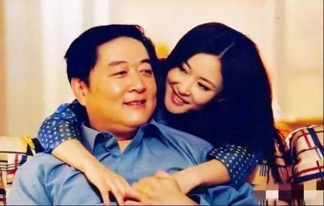 “李云龙娇妻”史兰芽：结三次婚，35岁带娃嫁李幼斌被宠成少女