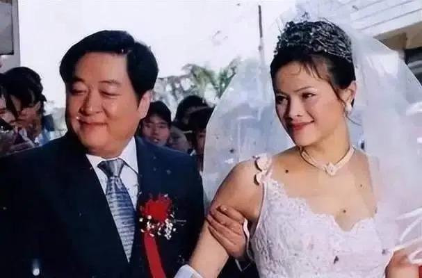 “李云龙娇妻”史兰芽：结三次婚，35岁带娃嫁李幼斌被宠成少女