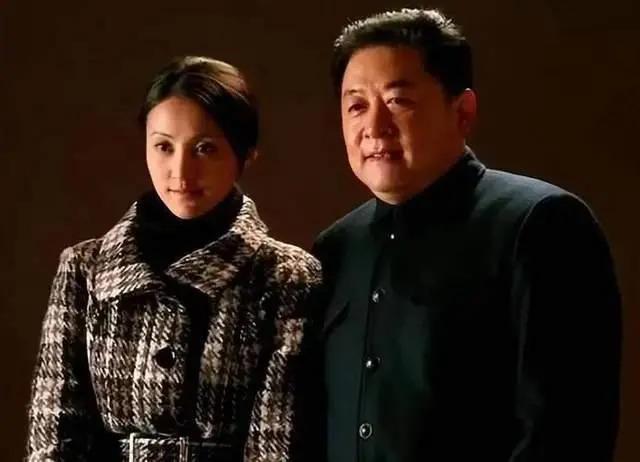 “李云龙娇妻”史兰芽：结三次婚，35岁带娃嫁李幼斌被宠成少女