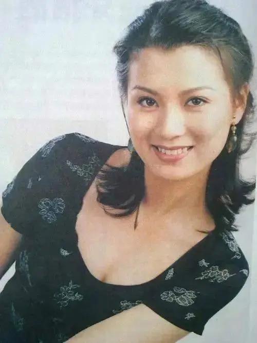 “李云龙娇妻”史兰芽：结三次婚，35岁带娃嫁李幼斌被宠成少女