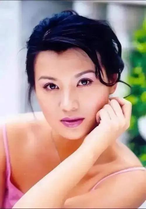 “李云龙娇妻”史兰芽：结三次婚，35岁带娃嫁李幼斌被宠成少女