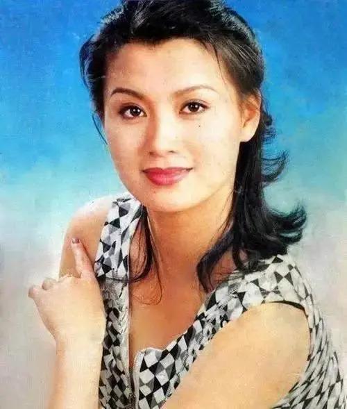 “李云龙娇妻”史兰芽：结三次婚，35岁带娃嫁李幼斌被宠成少女