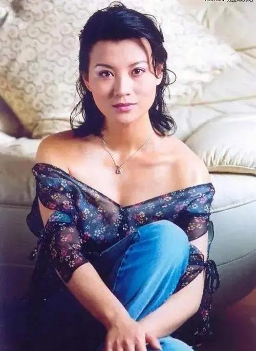 “李云龙娇妻”史兰芽：结三次婚，35岁带娃嫁李幼斌被宠成少女