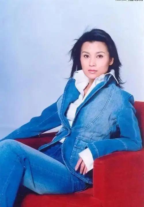 “李云龙娇妻”史兰芽：结三次婚，35岁带娃嫁李幼斌被宠成少女