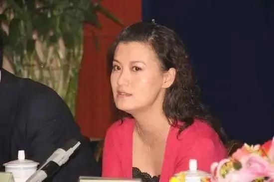 “李云龙娇妻”史兰芽：结三次婚，35岁带娃嫁李幼斌被宠成少女