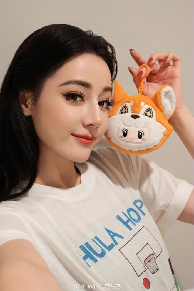 迪丽热巴与闺蜜相处日常：吵架互删 仍如亲人相伴