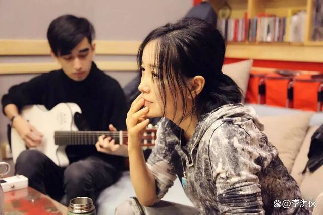 斯琴格日乐深夜哽咽发声，直言过得不顺利超出承受能力