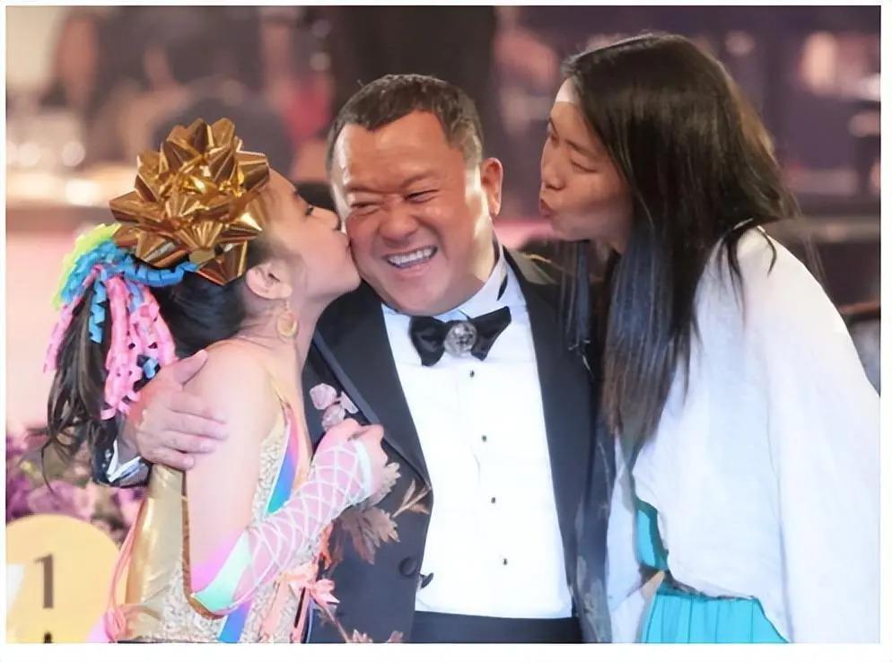 先不说曾志伟的“风流韵事”，来聊聊他的几个儿女
