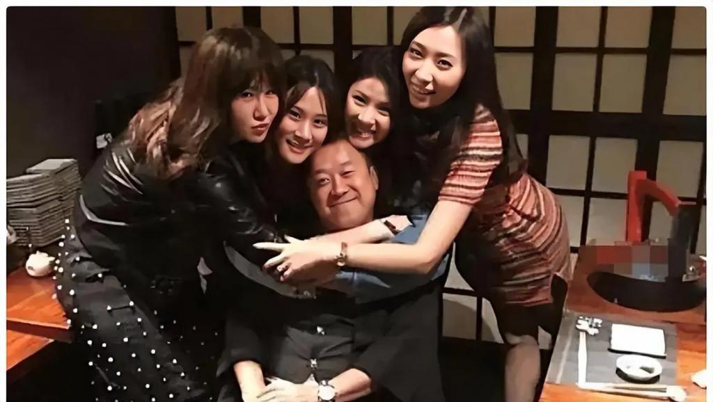 先不说曾志伟的“风流韵事”，来聊聊他的几个儿女
