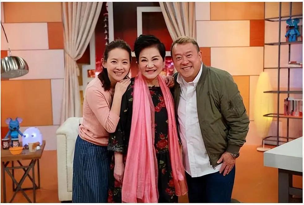 先不说曾志伟的“风流韵事”，来聊聊他的几个儿女