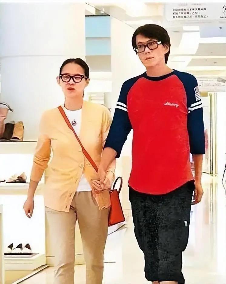 先不说曾志伟的“风流韵事”，来聊聊他的几个儿女