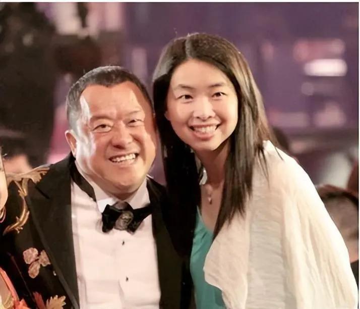 先不说曾志伟的“风流韵事”，来聊聊他的几个儿女