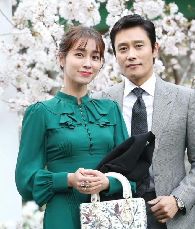 李珉廷二胎产女，李秉宪放下工作全程陪伴