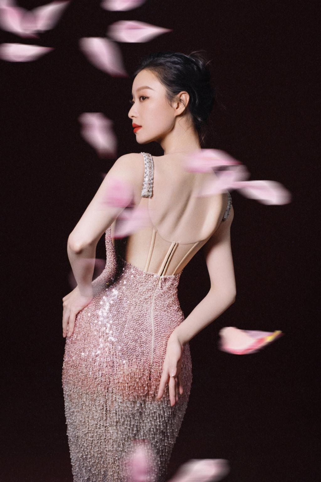 倪妮穿粉色亮片礼服亮相 腰肢纤细好迷人